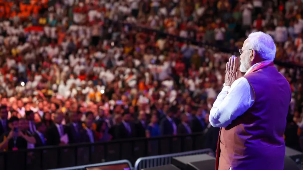 Shri Narendra Modi greeting a large audience